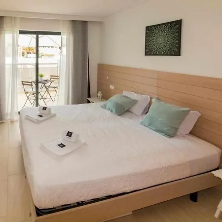 | W/ Private Pool, Tennis Courts & Golf Putt بيت للعطل *