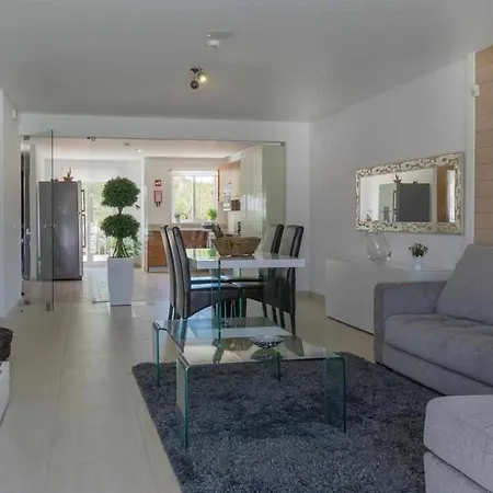 W Private Pool, Tennis Courts & Golf Putt Hébergement de vacances *